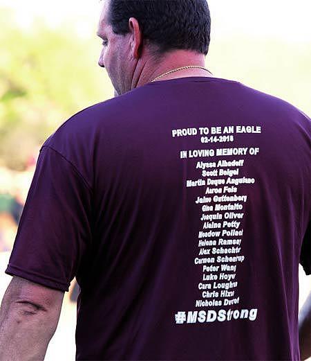 在发生枪击案的佛州帕克兰市，当地人把17位被害者的名字印在T恤衫上表达哀思。