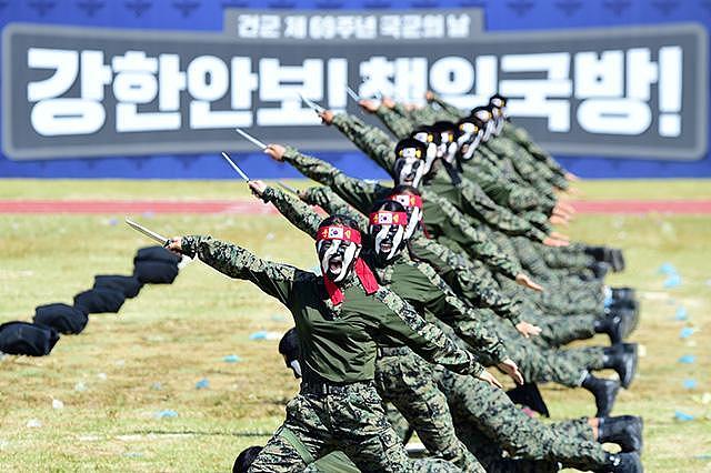 韩国再秀耀武活动：女特种兵彩妆上阵 先进制导武器摆摊式亮相