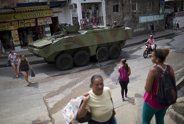 别人家的治安环境，巴西出动军队对贫民窟内的黑帮出重拳
