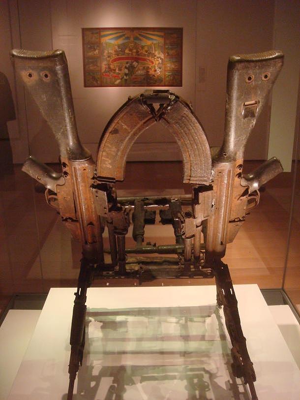 纯由各式经典枪械打造 英博物馆收藏的“铁王座”超霸气