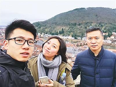 春节假期海外学子带上父母在国外旅游 - 1