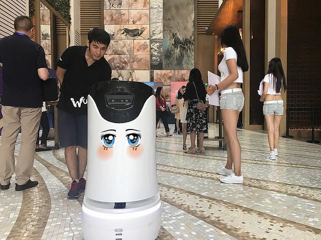 专注商用机器人应用技术，云迹科技从酒店切入让机器人协助人类工作发挥价值