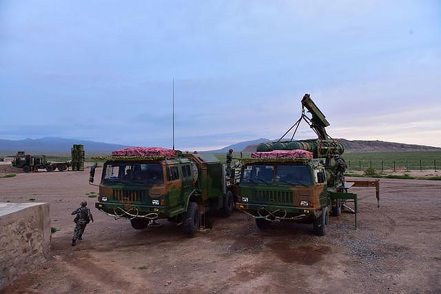 防空旅大漠戈壁展开实弹演练 多款导弹火力全开呼啸苍穹