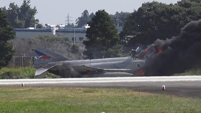 日本F4战机滑行中撞破燃料箱起火 飞行员逃命画面曝光