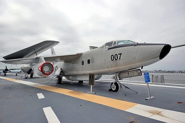 歼-6曾是国土防空中流砥柱，4架老六轮爆美国海军大型电子侦察机