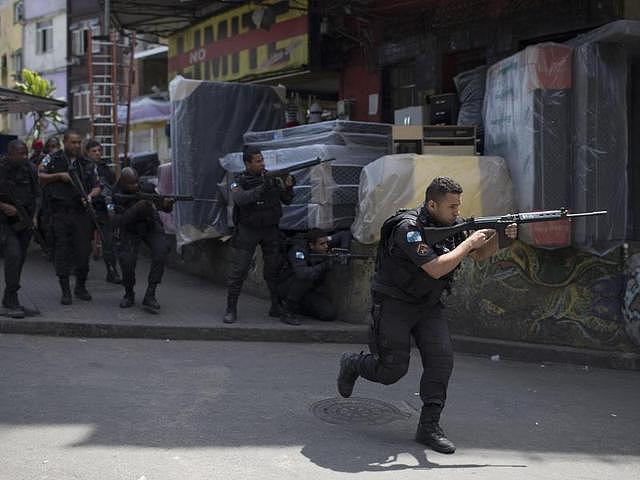 巴西最大平民窟毒贩火并 大批军警持枪进入民众相当淡定