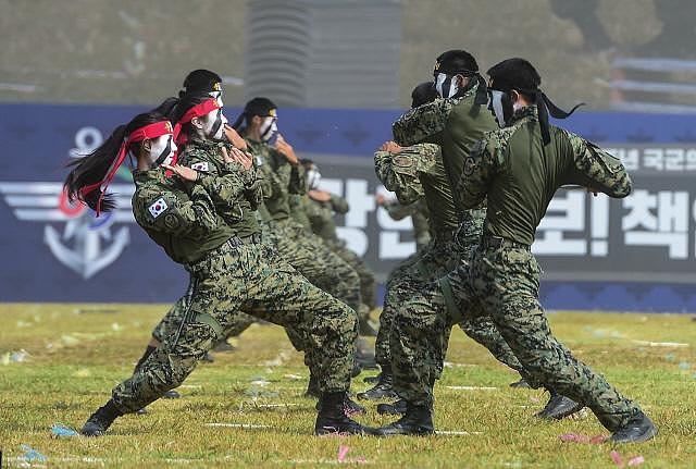 韩国再秀耀武活动：女特种兵彩妆上阵 先进制导武器摆摊式亮相