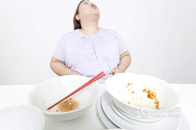空腹吃月饼伤胃！什么时候吃月饼最健康？