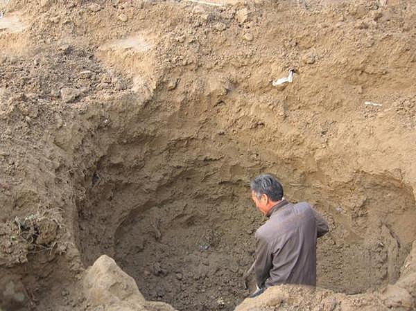 河南农民打井挖到千年古墓，出土国宝文物，师长路过说：全部充公