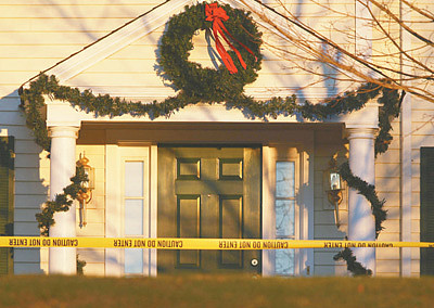 当地时间2012年12月19日，美国康涅狄格州纽敦，当地民众持续悼念校园枪击案遇难者。14日，一名枪手闯入当地桑迪·胡克小学，射杀了26名师生。