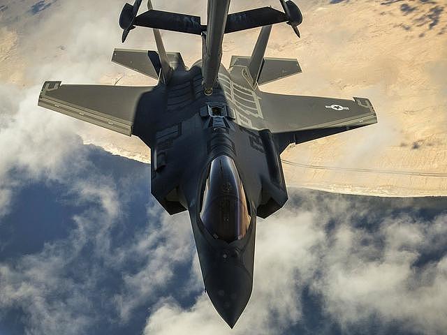 插得很准：美军少见公开先进F-35A战机授油口特写