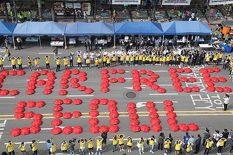 韩国首尔庆祝“无车日” 马路变“黑板报”
