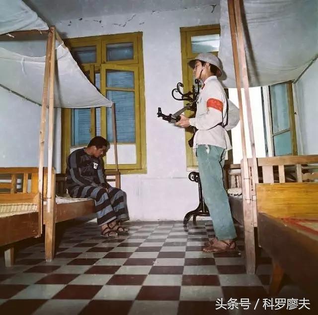 1975年德国摄影师罕见旧照：被越南女兵俘虏的美军飞行员！