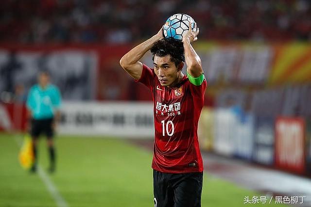37岁老队长加时赛还能人球分过，他在告诉全中国如何踢球