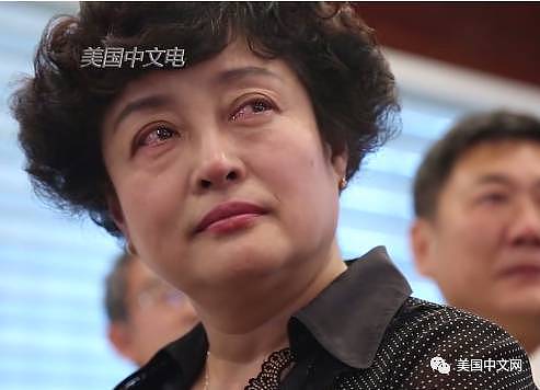 纪欣然的母亲眼含泪水。