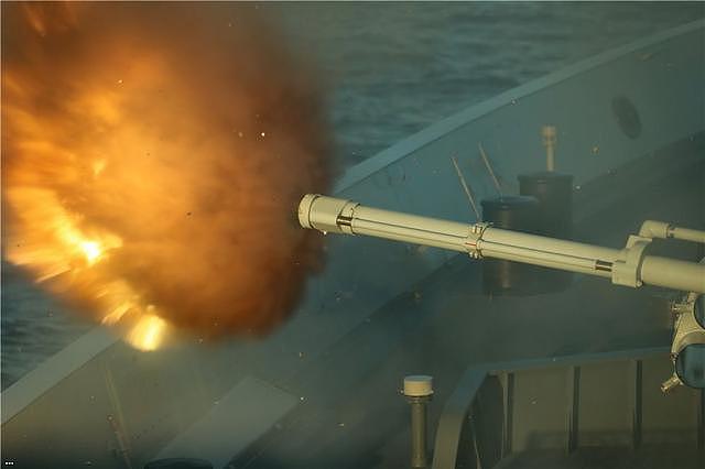 中俄海上联演又出美照：我军116舰主炮侧向凶猛开火