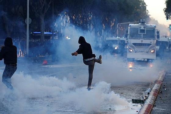 法甲国家德比球迷骚乱，警方动用催泪瓦斯