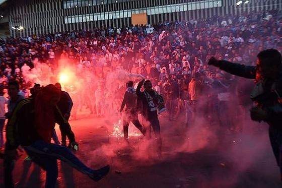 法甲国家德比球迷骚乱，警方动用催泪瓦斯