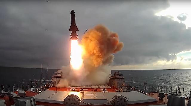 真下本：俄军演习中高调公开著名P-700巡航导弹实弹攻击画面
