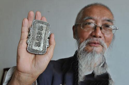 湖南72岁老人自称是清朝总兵后人，拿出腰牌证明，专家说是国宝