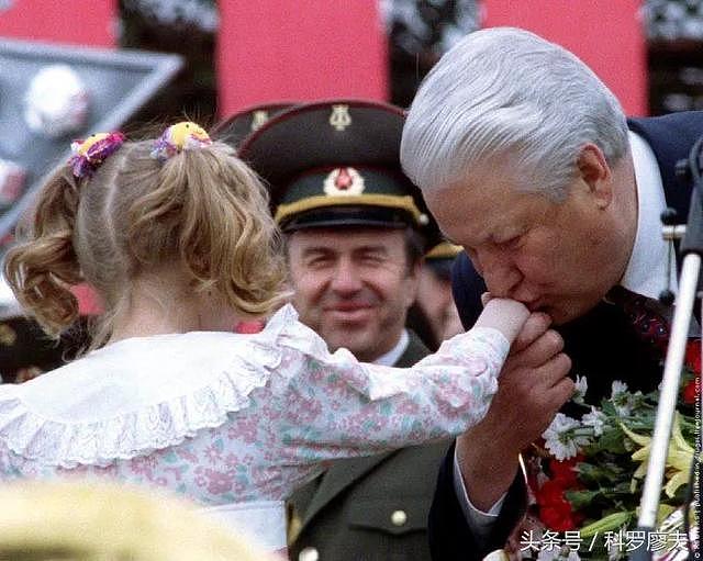 毁誉参半的叶利钦时代：对中国军力的贡献足以获得一吨大勋章！