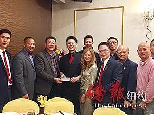 美国香港总商会向朱华龙颁发奖状和奖学金。(美国《侨报》记者崔国萁摄)