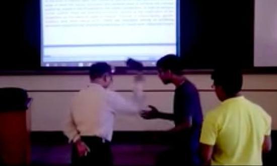 印度大学老师课堂上怒摔学生手机引围观 - 1