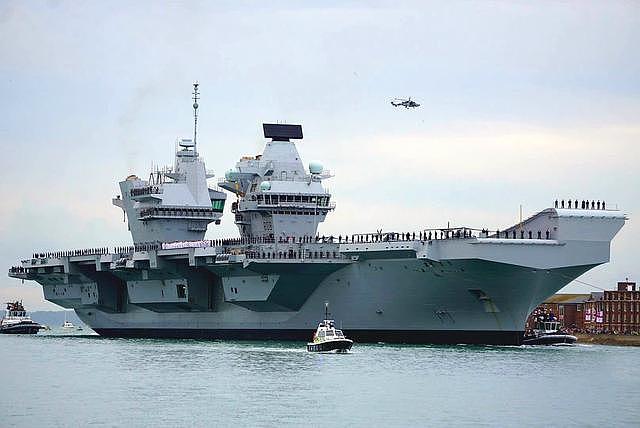 英国新航母首次抵达朴茨茅斯，一路被无数小船围观