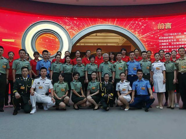 中国女排参观军事博物馆！朱婷：学习军人的战斗作风