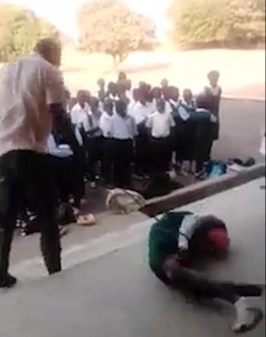 尼日利亚十几名学生排队接受男老师鞭打 众人围观 - 2