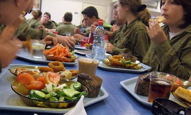 军队伙食是色香味俱全，以色列女兵吃的津津有味令人垂涎