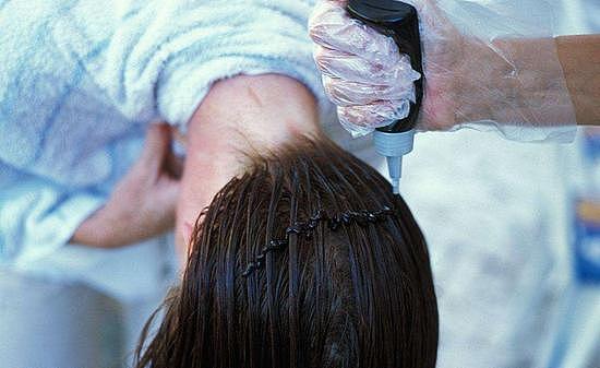 天生棕发被迫染黑 日本高中生起诉学校引热议 - 1