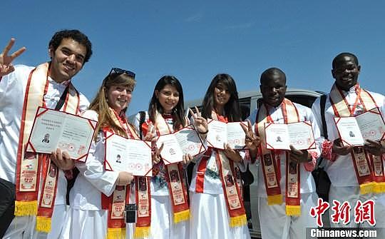 资料图：六名外国学生展示毕业证。中新社发 翟羽佳 摄