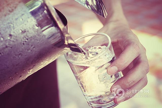 汽水、茶水、开水？夏天喝什么能快速解渴？