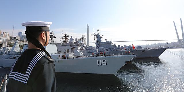 中国海军舰艇编队抵达海参崴 俄海军举行隆重欢迎仪式