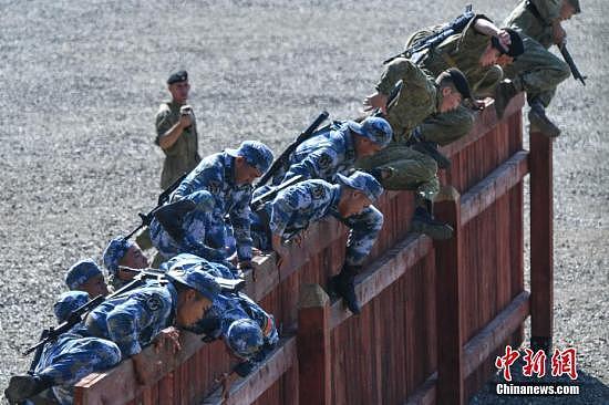 资料图为中俄双方海军陆战队员翻越围墙障碍。中新社记者 任东 摄