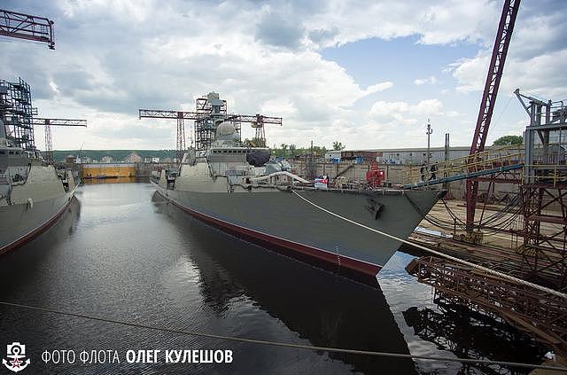 俄向越南交付最新一艘猎豹型护卫舰 正由半潜船运往越南