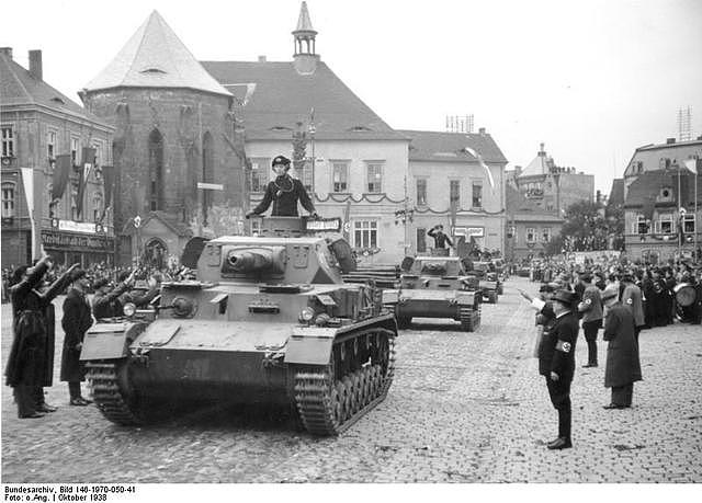 二战初期最强坦克在法国，曾经单车进攻一个团干掉13辆德国坦克！