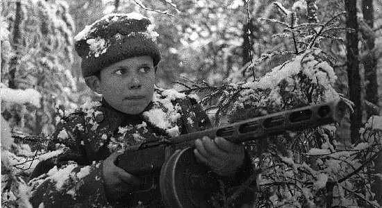 苏德战场上的苏联红军娃娃兵：稚气未脱却英勇无比，最小的只有11岁 - 11