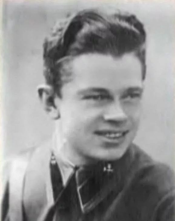 一个骗子的辉煌人生：从劳教营啃黑面包的囚犯到获得苏联英雄称号、列宁勋章和金星奖章，他只用了三年时间 - 3