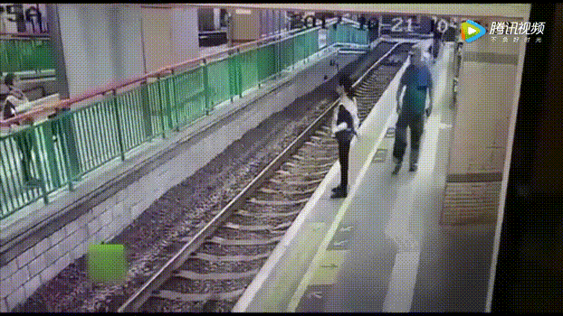 细思极恐！在站台看到火车进站时，你会往身后看一眼吗？ - 1