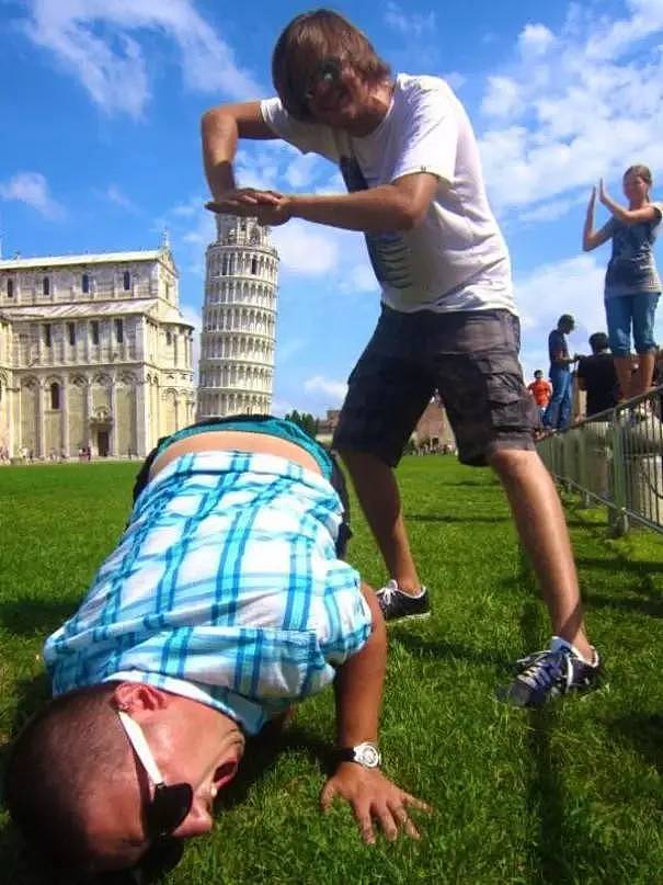 外国游客拍照把比萨斜塔给玩坏了！哈哈哈哈哈哈哈哈！ - 8