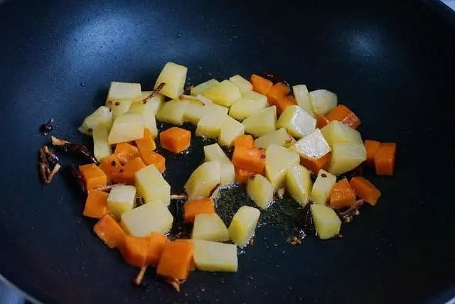 今日菜谱│用土豆做出简单的快手菜，香辣入味，特别下饭 - 9