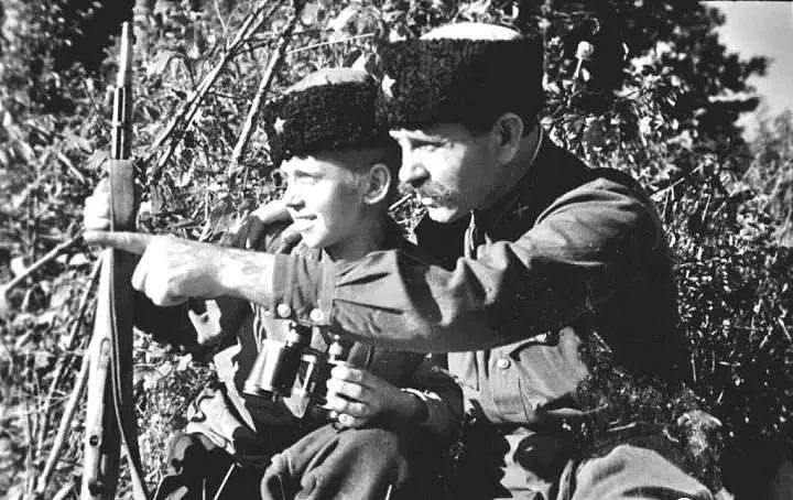 苏德战场上的苏联红军娃娃兵：稚气未脱却英勇无比，最小的只有11岁 - 12