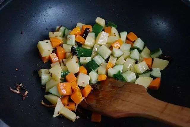今日菜谱│用土豆做出简单的快手菜，香辣入味，特别下饭 - 10
