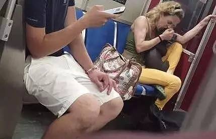 女子地铁上疯狂撕咬自己的狗，虐待宠物真的不关别人的事吗？ - 1