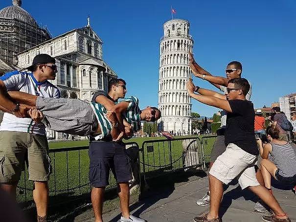 外国游客拍照把比萨斜塔给玩坏了！哈哈哈哈哈哈哈哈！ - 29