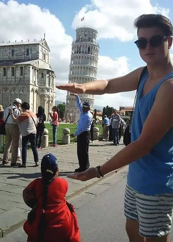 外国游客拍照把比萨斜塔给玩坏了！哈哈哈哈哈哈哈哈！ - 5