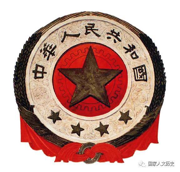 他带领的团队战胜了梁思成和林徽因，成为新中国国徽的设计者之一 - 3