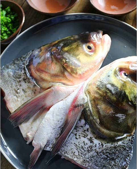 【今日菜谱】鱼头的2种鲜美吃法，超简单超快手，光会煮汤简直亏大了！ - 5